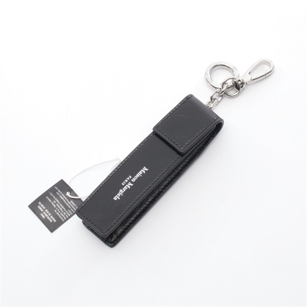 メゾン マルジェラ LEATHER HOLDER CHARM チャーム アクセサリー メンズ レディース SA1VL0044P88318013