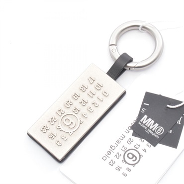 エムエムシックス ニューメリック タグ チャーム アクセサリー メンズ レディース SA5UA0005P8885T8013