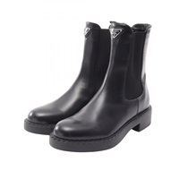 プラダ(PRADA)プラダ 三角プレート ショート ブーツ 靴 レディース