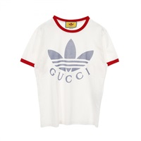 グッチ(GUCCI)グッチ GUCCI × adidas トレフォイルロゴ プリント