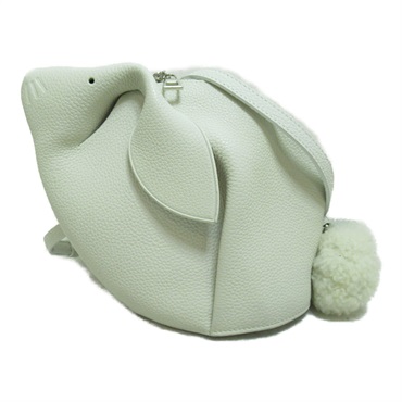 ロエベの珍しいショルダーバッグ 注目すべきはとびきり柔らかな手ざわり「ロエベ」のショルダー