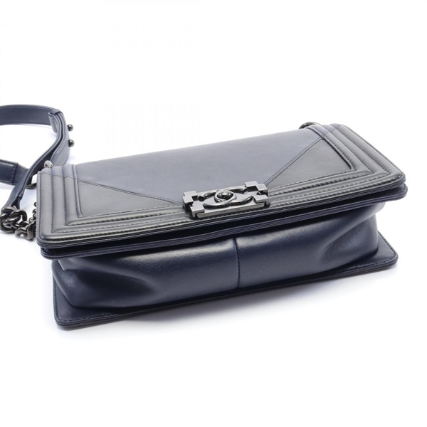 シャネル(CHANEL)シャネル ボーイシャネル エンボスロゴ ショルダー 