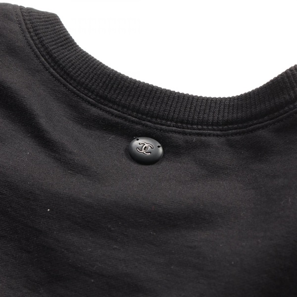 シャネル CHANEL ココマークボタン カメリア スウェット 衣料品 トップス コットン レディース ブラック系 【中古】 シャネル(CHANEL)シャネル ココマークボタン スウェット 衣料品