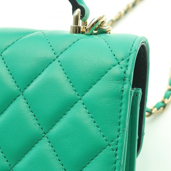 新品　未使用　シャネル　ケース　グリーン色 シャネル(CHANEL)シャネル マトラッセ フォン ケース ショルダーバッグ