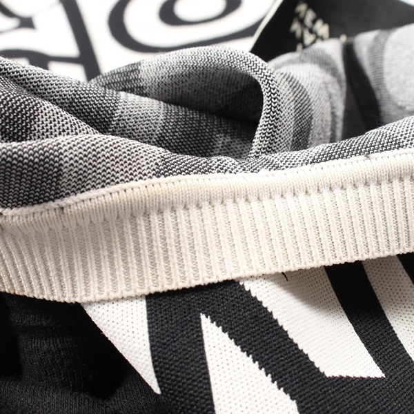 FENDI マークジェイコブス ダブルネーム総柄スウェット ロゴトレーナー 白黒 シンプルだけどインパクト絶大！白と黒のツートンカラーのフェンディ