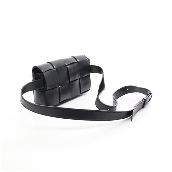 【美品】Bottega Veneta ブラック ベルトバッグ 定価9.9万円 ボッテガヴェネタ(BOTTEGA VENETA)ボッテガヴェネタ カセット ベルト
