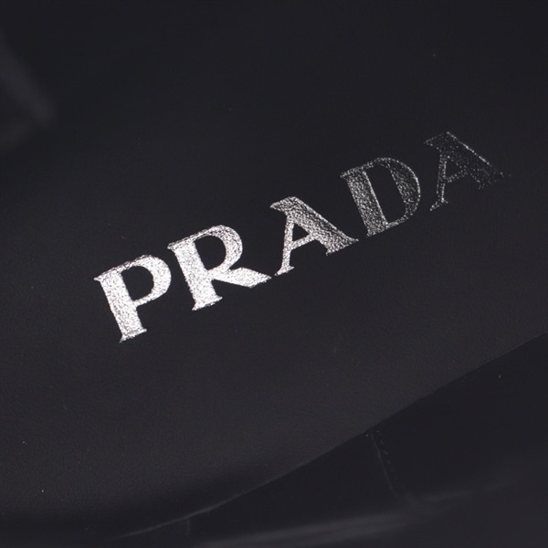 プラダ(PRADA)プラダ 三角プレート ショート ブーツ 靴 レディース
