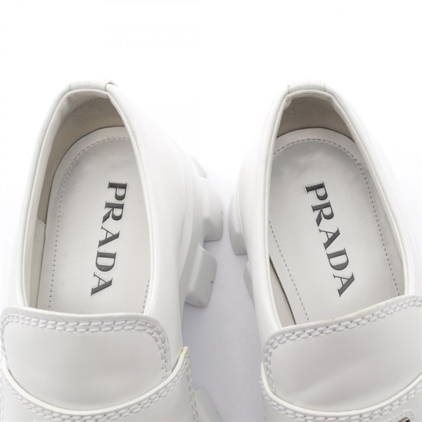 プラダ(PRADA)プラダ モノリス 三角プレート ローファー 靴 メンズ