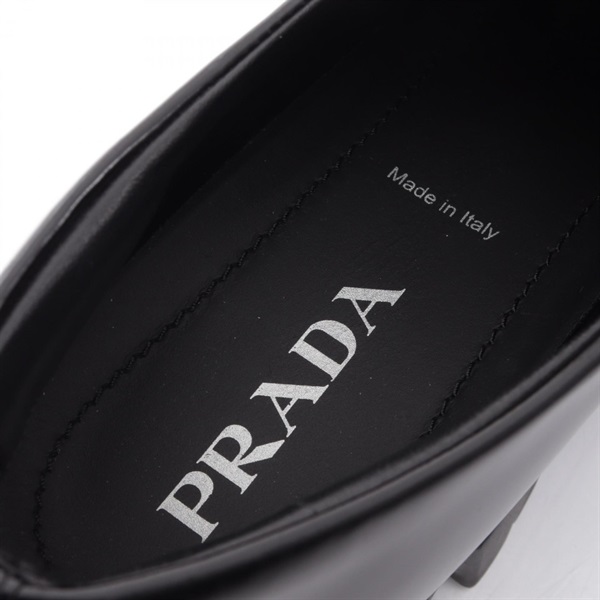 プラダ(PRADA)プラダ モノリス 三角プレート ローファー 靴 レディース