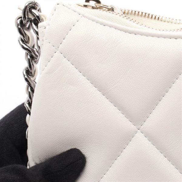 シャネル CHANEL シャネル19 マトラッセ スモール ホーボー ショルダーバッグ バッグ レザー レディース ホワイト系 AP3676 【中古】 シャネル(CHANEL)シャネル シャネル19 マトラッセ スモール ホーボー
