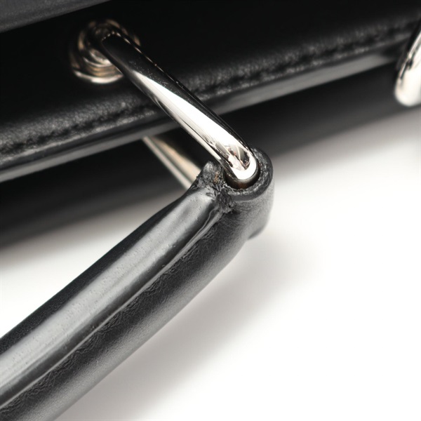 フィビふぃびページ フェンディ 二つ折り財布ピーカブージップアラウンドミディアム