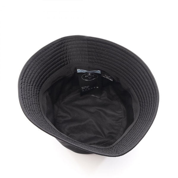 プラダ(PRADA)プラダ Re-Nylon 三角プレート バケット ハット 帽子