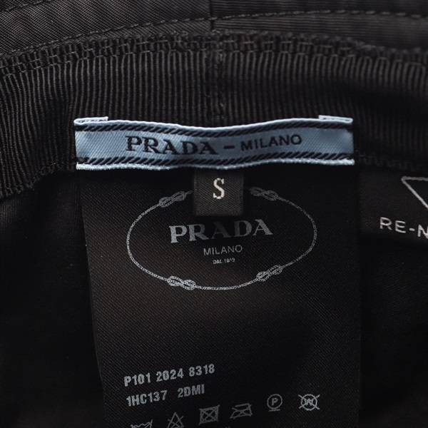プラダ(PRADA)プラダ Re-Nylon 三角プレート バケット ハット 帽子
