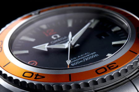 時計の針が見えるシーマスターの盤面