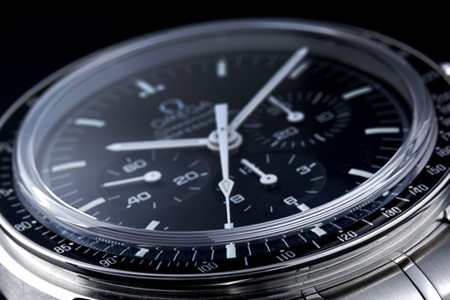 時計の針が見えるスピードマスターの盤面